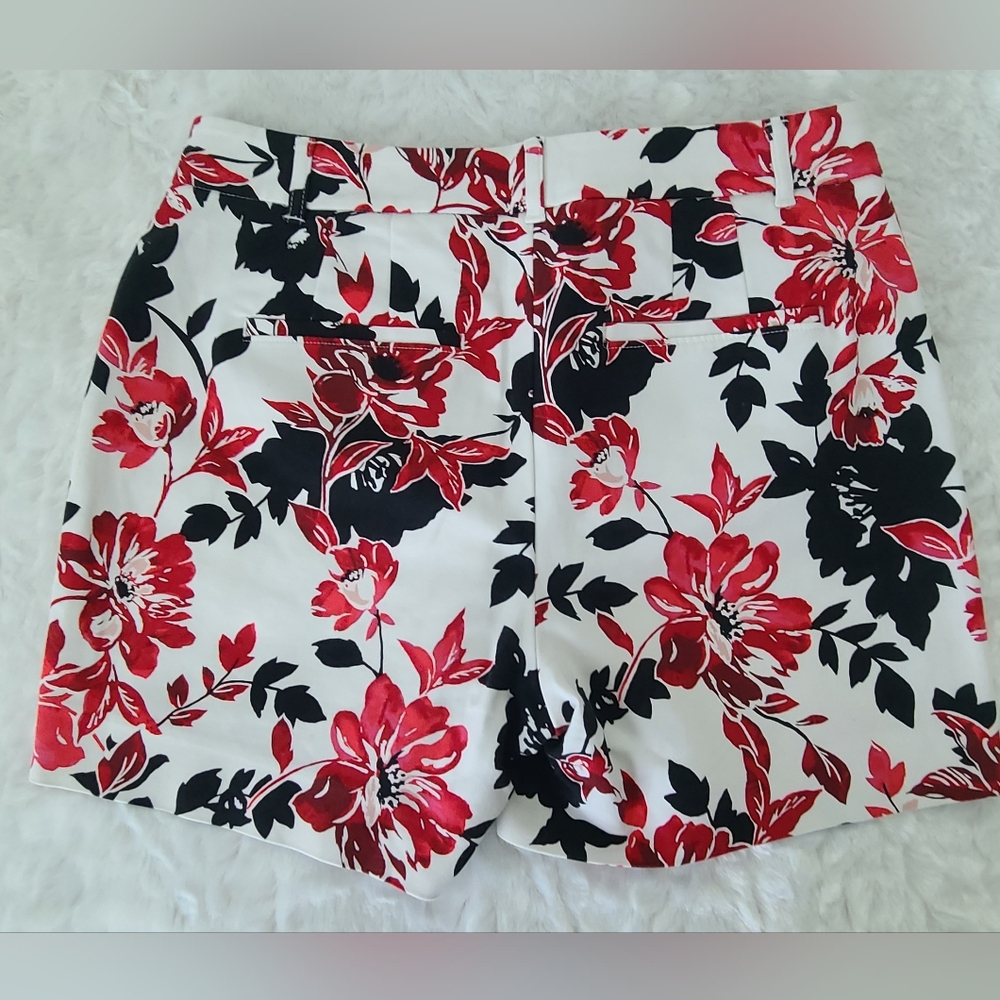 WHBM - Women's Black Red White  Floral The 5" Short, Sz 8